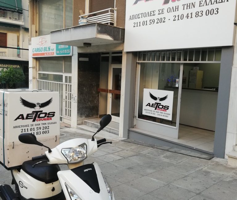 Μηχανάκι διανομής μπροστά στο κατάστημα