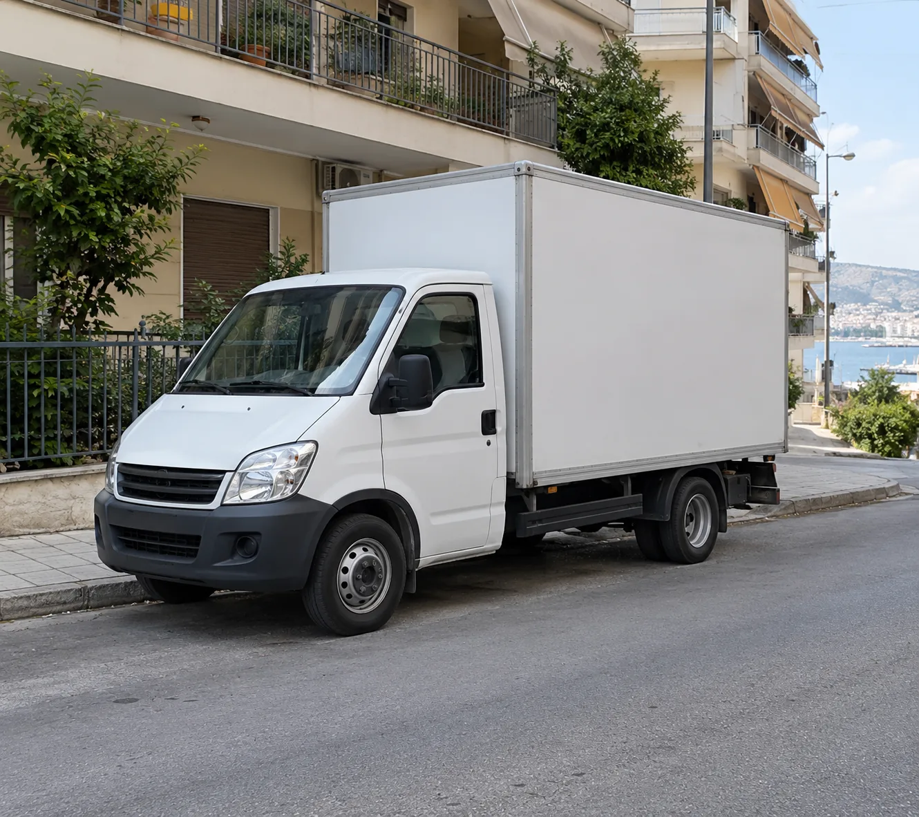 Φορτηγό διανομής σε δρόμο του Πειραιά